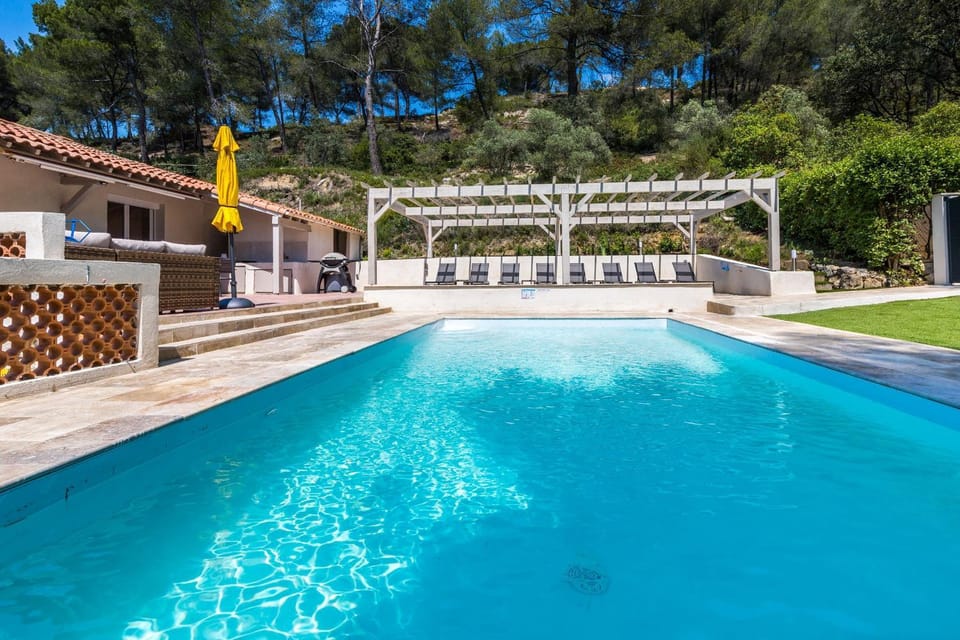 Swimming pool, sunbed