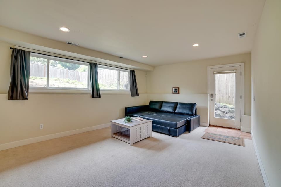 Near Public Transit and Walkable! Airy Seattle Apt Apartment in Ballard