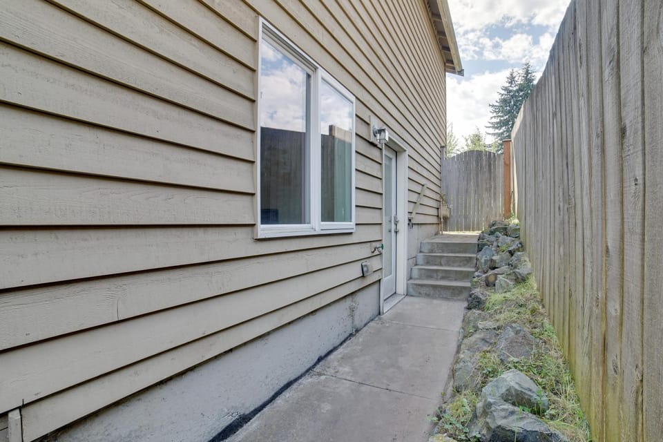 Near Public Transit and Walkable! Airy Seattle Apt Apartment in Ballard