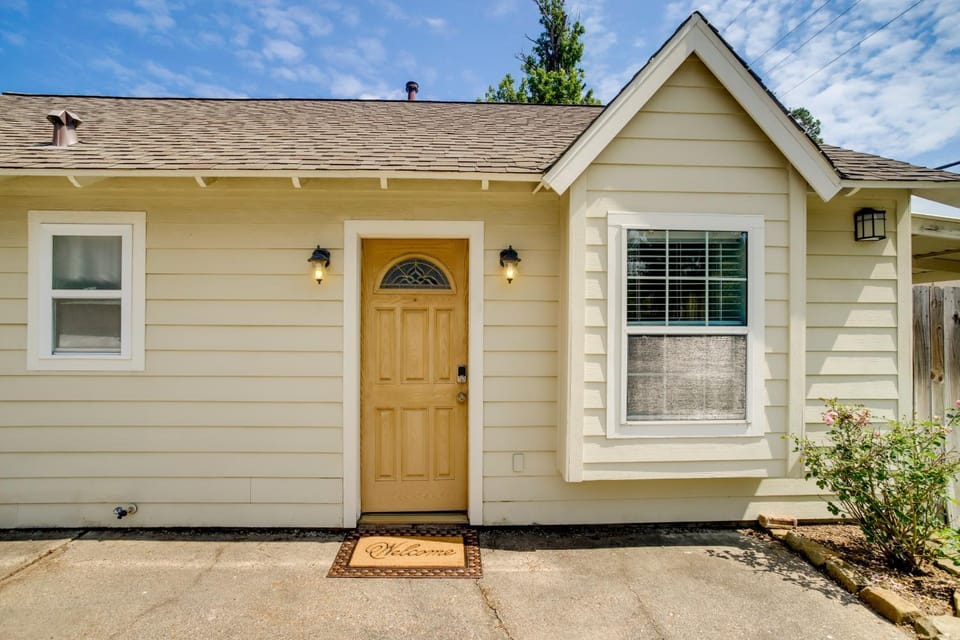 Cozy Shenandoah Home < 2 Mi to The Woodlands Mall! House in Shenandoah