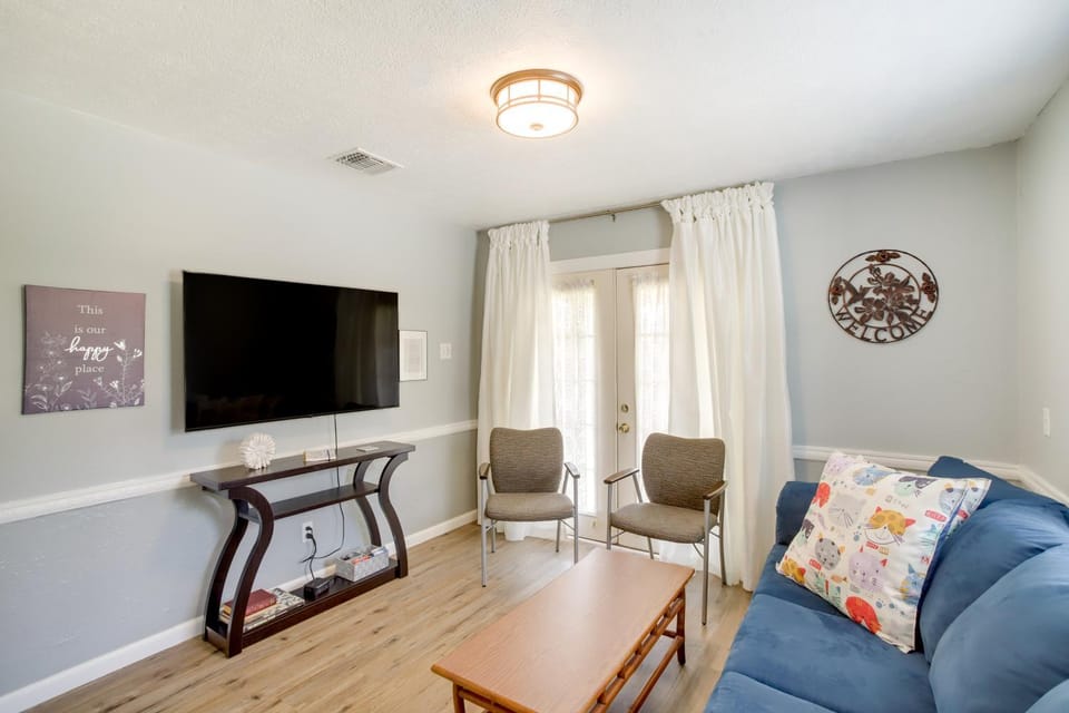 Cozy Shenandoah Home < 2 Mi to The Woodlands Mall! House in Shenandoah