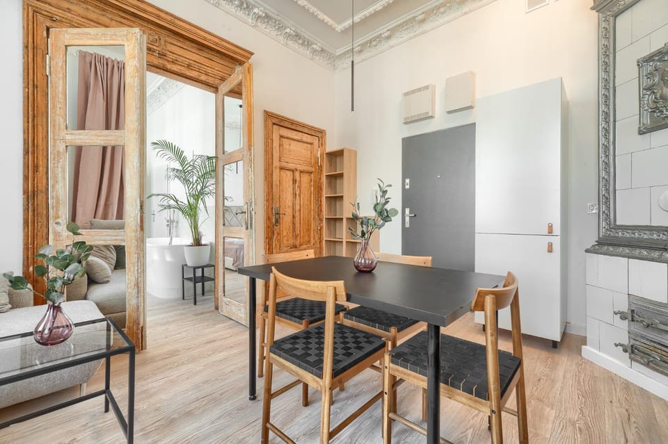 Kitchen or kitchenette, Living room, Seating area, Dining area