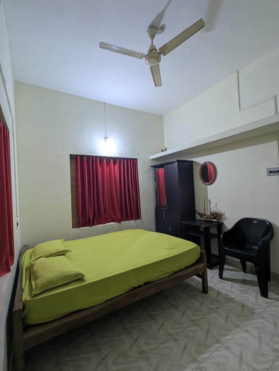 Photo of the whole room, Bedroom