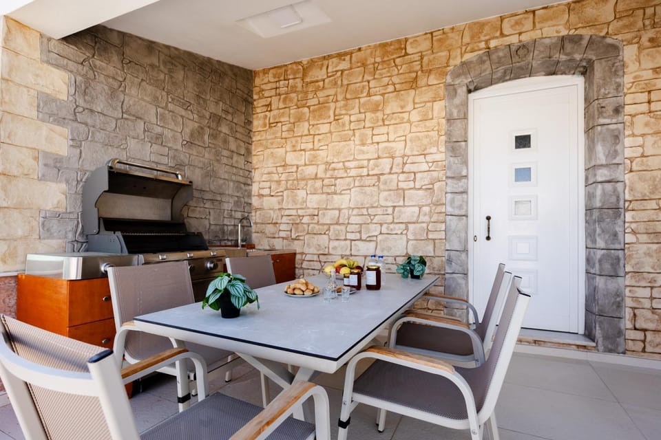 Patio, Day, BBQ facilities, Seating area, Dining area, Dinner