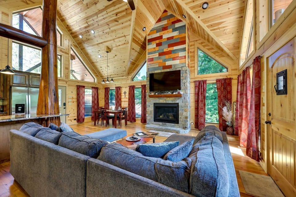 Broken Bow Cabin w/ Hot Tub & Outdoor Fireplace! Cabin in Broken Bow