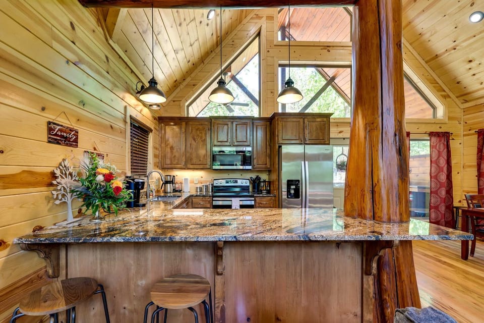 Broken Bow Cabin w/ Hot Tub & Outdoor Fireplace! Cabin in Broken Bow