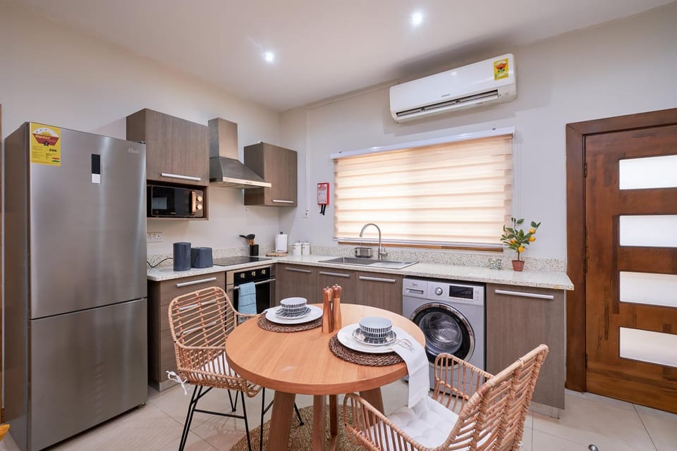 Kitchen or kitchenette, Dining area, minibar, pet friendly, toaster, air conditioner
