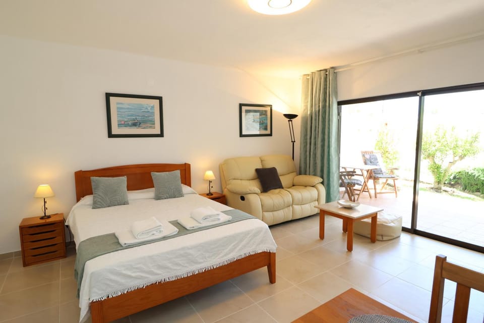 Bed, Living room, Photo of the whole room, Bedroom