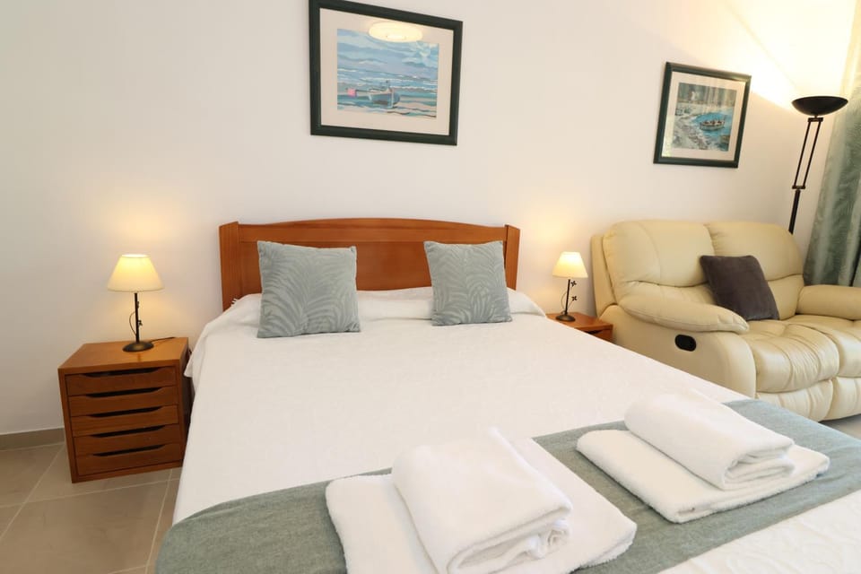 Bed, Photo of the whole room, Bedroom, towels