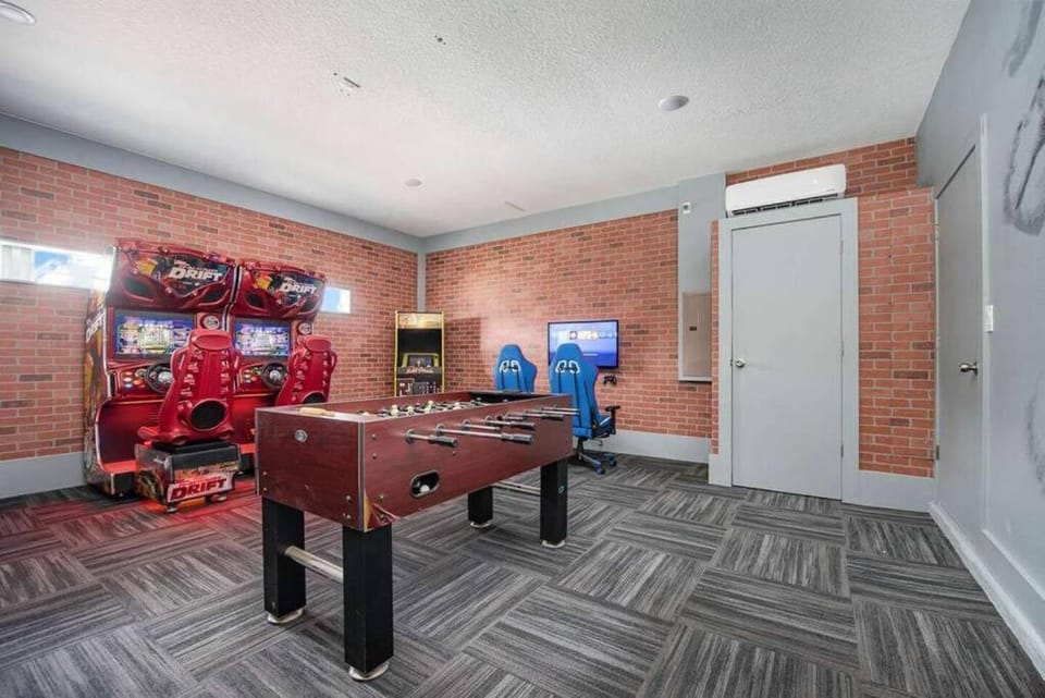 Upscale Family Home withCustom Arcade, Theatre Villa in Four Corners