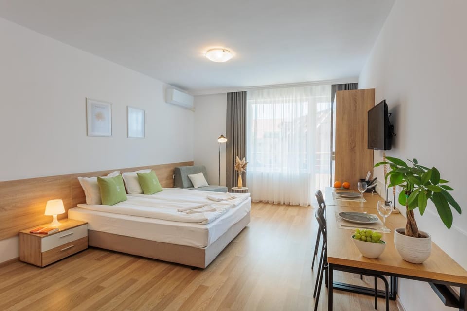 Bed, TV and multimedia, Photo of the whole room, Seating area, Bedroom, towels, air conditioner