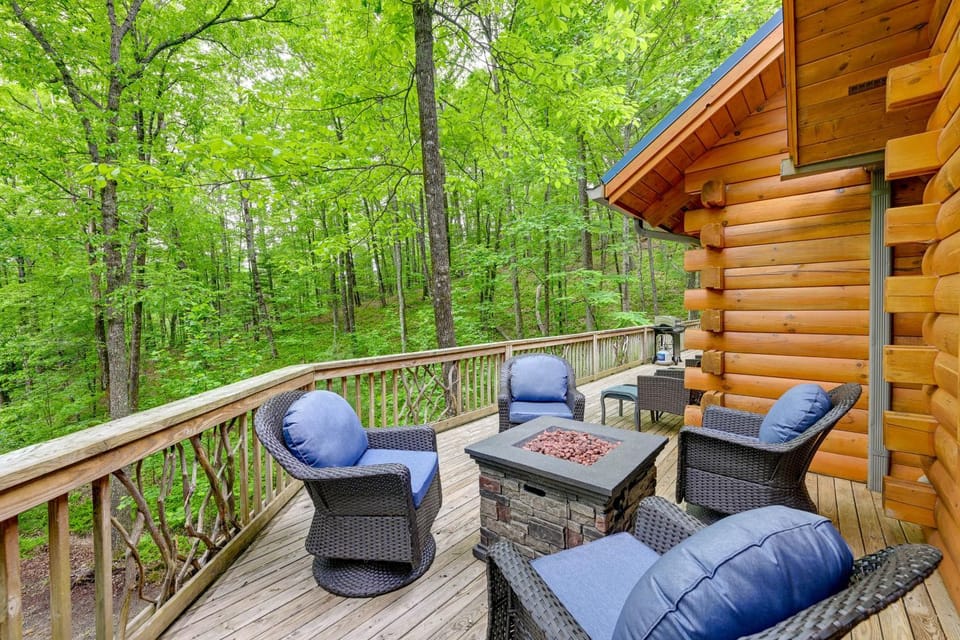 Scenic Blue Ridge Cabin Rental w/ Resort Amenities Cabin in Tennessee