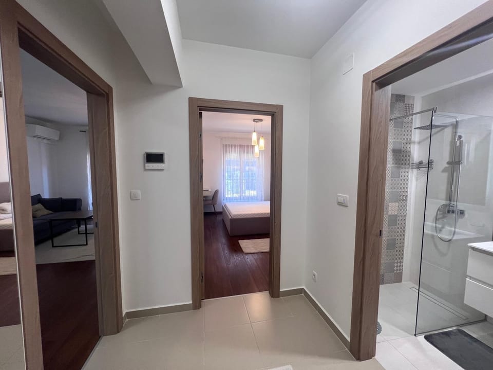 White Homes 1BR/APT•Master Quart Apartment in Podgorica
