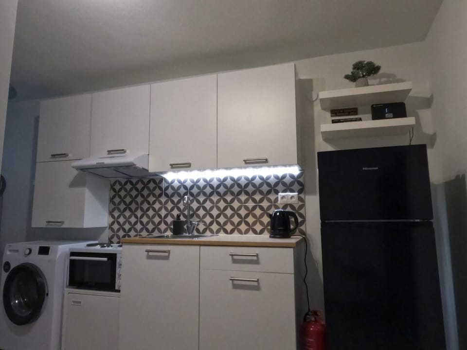 Kitchen or kitchenette, locker, pet friendly, stove, washing machine