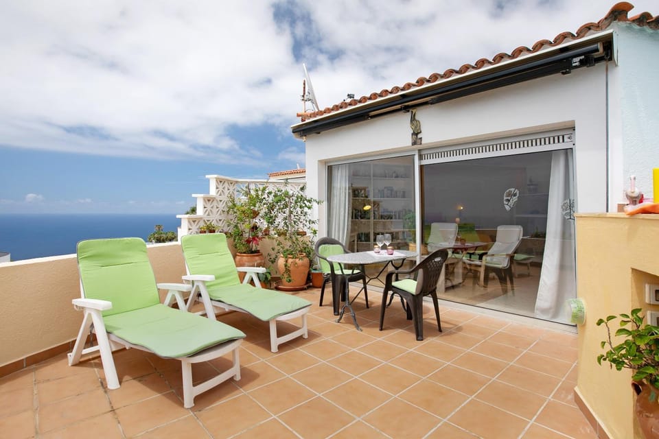 Property building, Balcony/Terrace, Living room