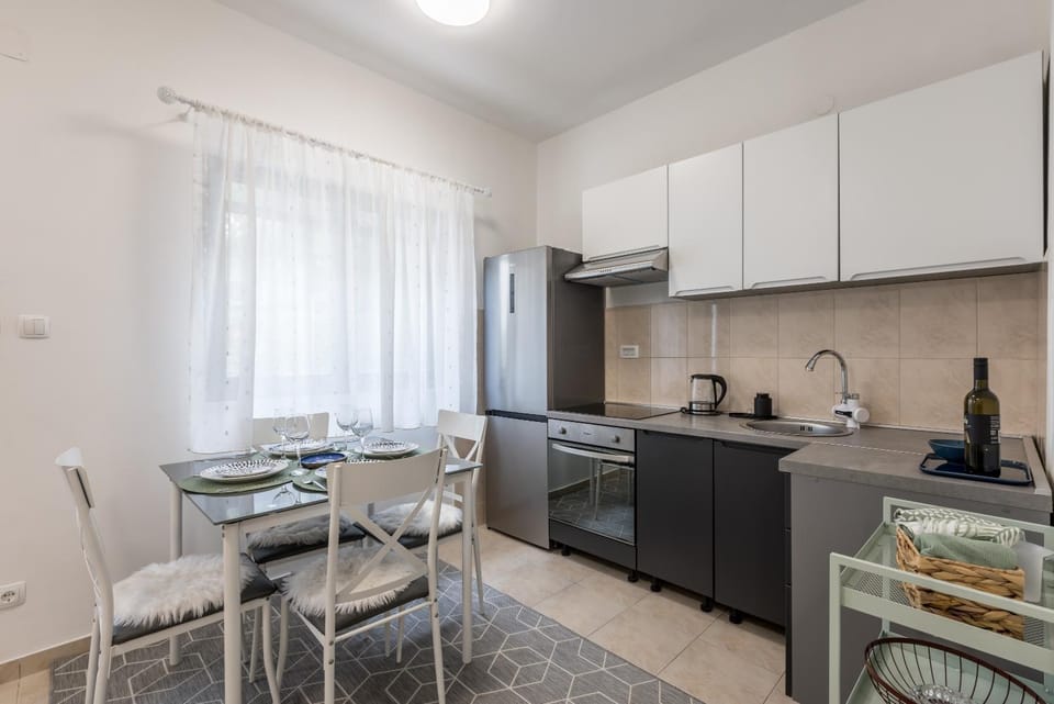 Kitchen or kitchenette, Dining area, oven, stove