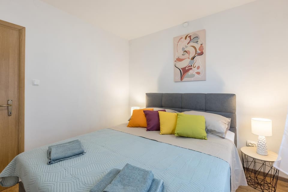Bed, Bedroom, towels