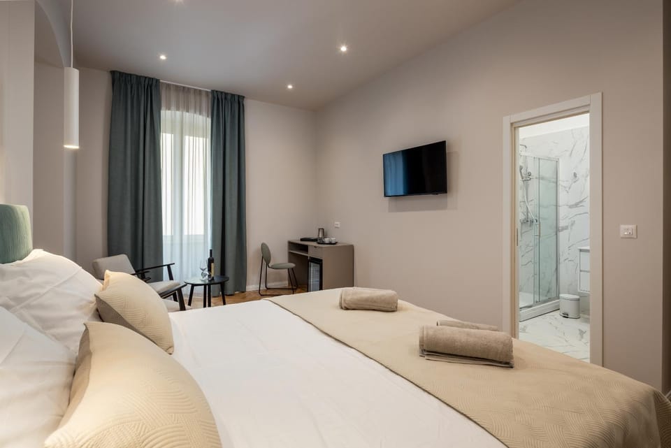 Bed, TV and multimedia, Photo of the whole room
