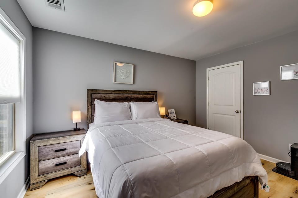 Bed, TV and multimedia, Decorative detail, Bedroom, flat iron, hair dryier, heating, wardrobe, air conditioner