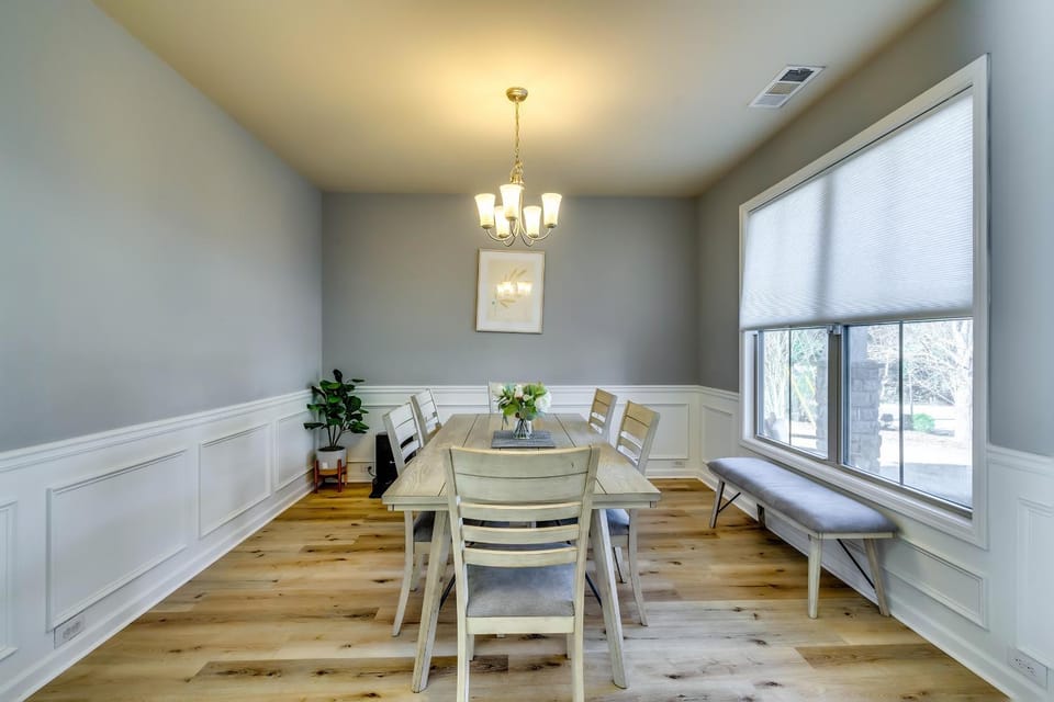 Decorative detail, Seating area, Dining area, Food, Dinner, heating, air conditioner