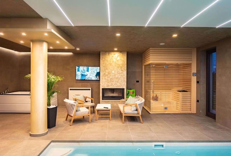 Communal lounge/ TV room, Hot Tub, Sauna, TV and multimedia, Spa and wellness centre/facilities, Seating area