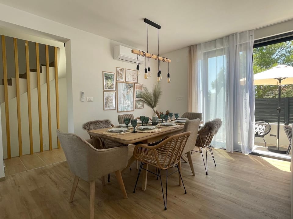 Seating area, Dining area