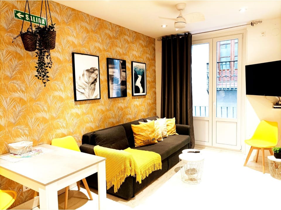 Communal lounge/ TV room, Living room, Dining area
