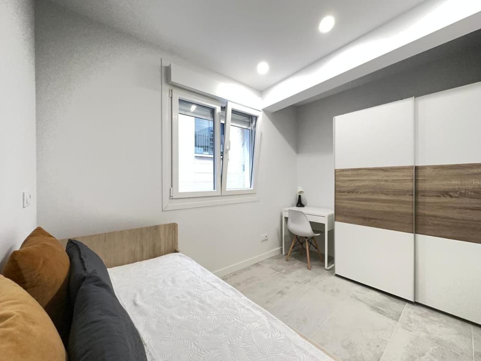 Bed, TV and multimedia, Bedroom, wardrobe