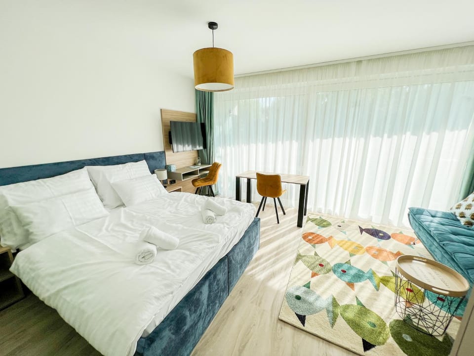 Bed, Living room, Photo of the whole room, Bedroom, towels