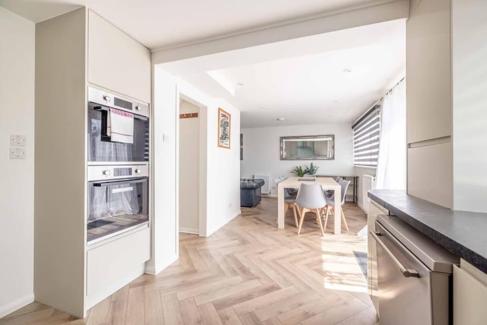 Charming 3Bed 3Bath Home in Windsor with parking! - By Tempstay House in Windsor