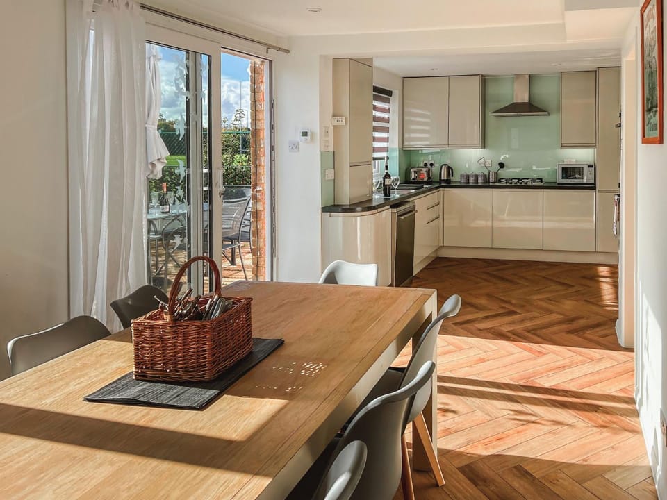 Charming 3Bed 3Bath Home in Windsor with parking! - By Tempstay House in Windsor