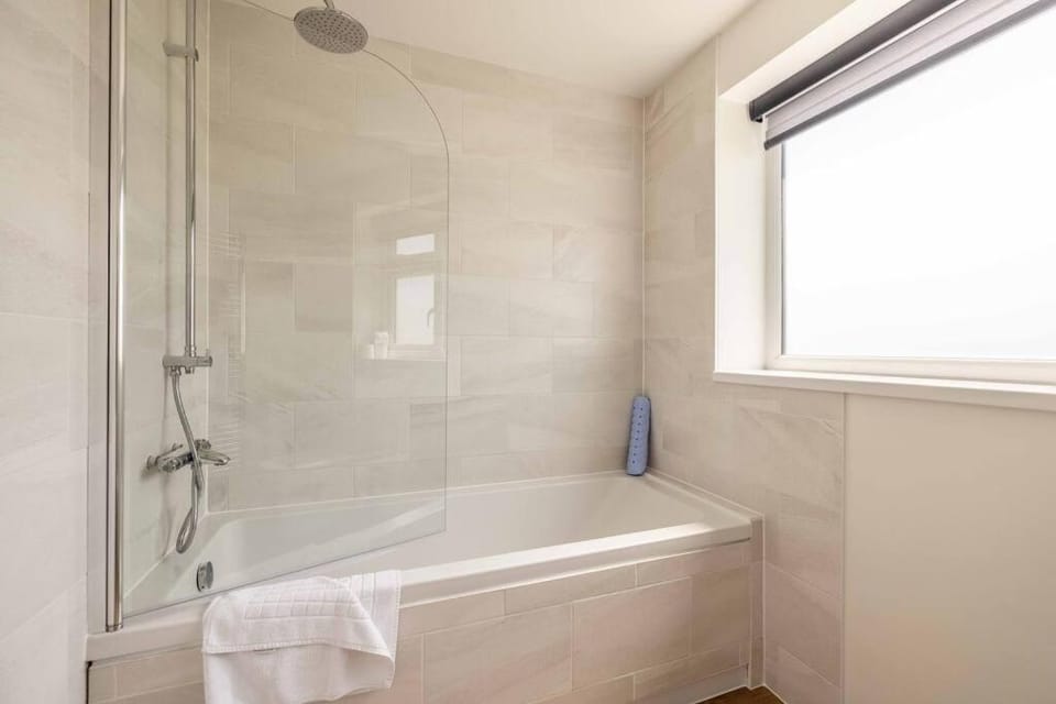 Charming 3Bed 3Bath Home in Windsor with parking! - By Tempstay House in Windsor