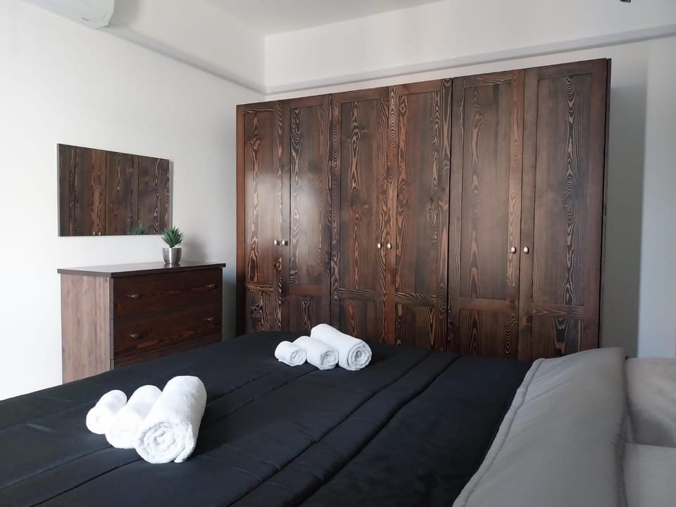Photo of the whole room, Bedroom, wardrobe