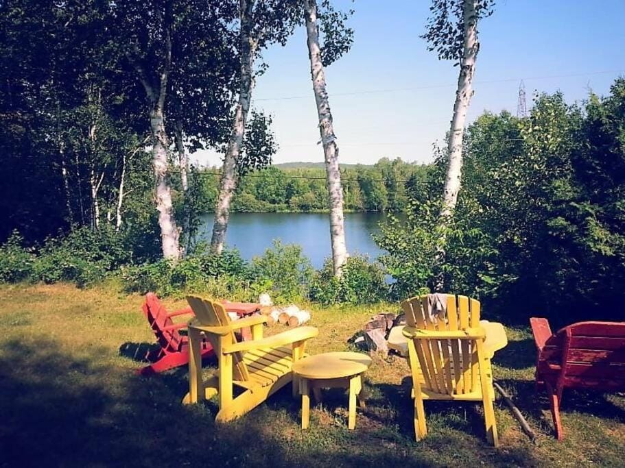 Spring, Day, Natural landscape, Garden, Living room, Seating area, Garden view, Lake view, River view