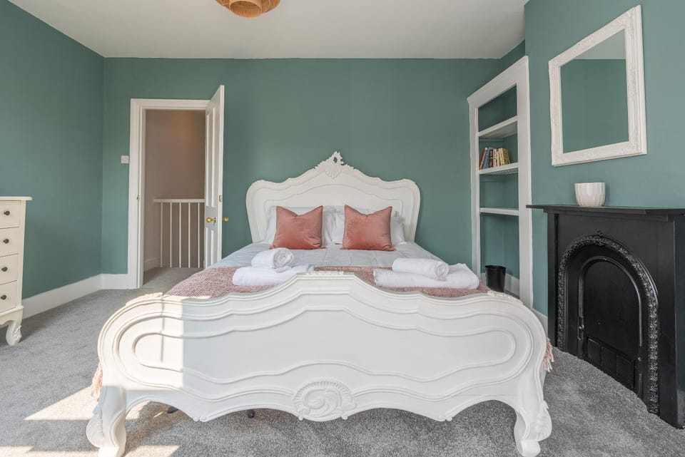 Bed, Photo of the whole room, Bedroom