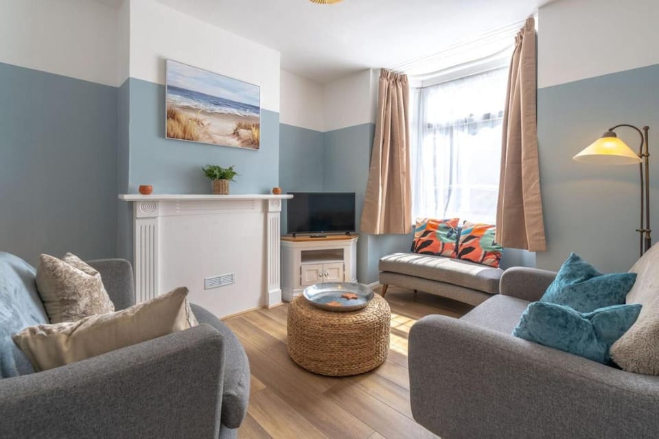 Cosy Blue Shells Cottage - 2bedrooms - Garden - 5mins beach - 1min Shell Grotto House in Margate
