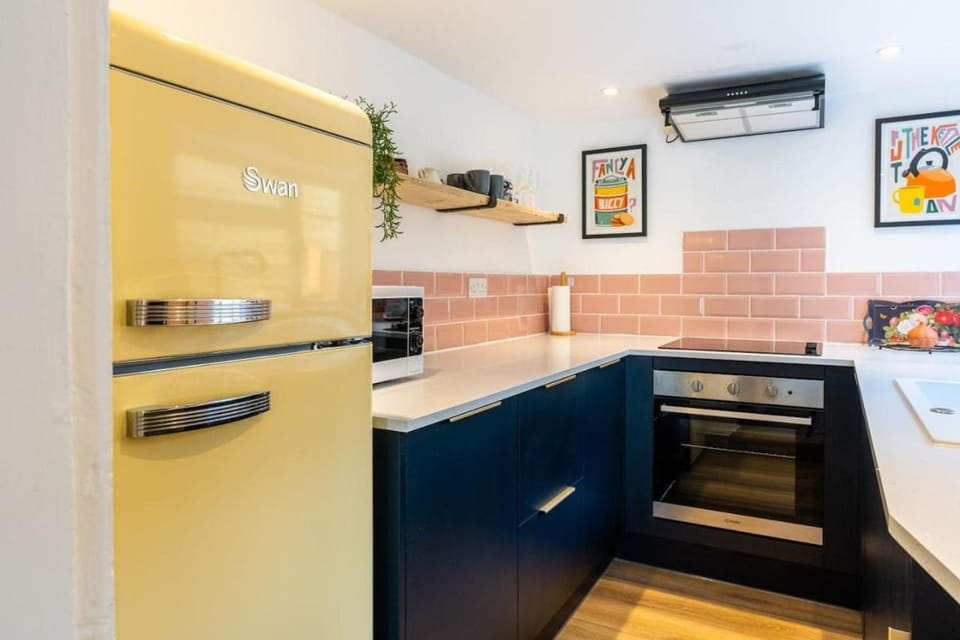 Cosy Blue Shells Cottage - 2bedrooms - Garden - 5mins beach - 1min Shell Grotto House in Margate
