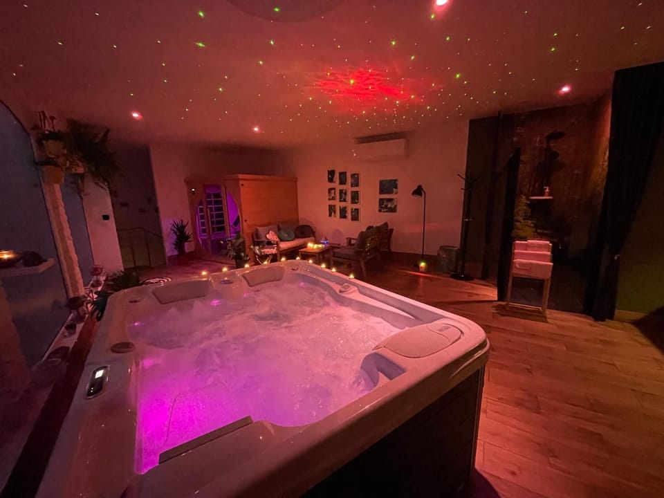 Hot Tub, Sauna