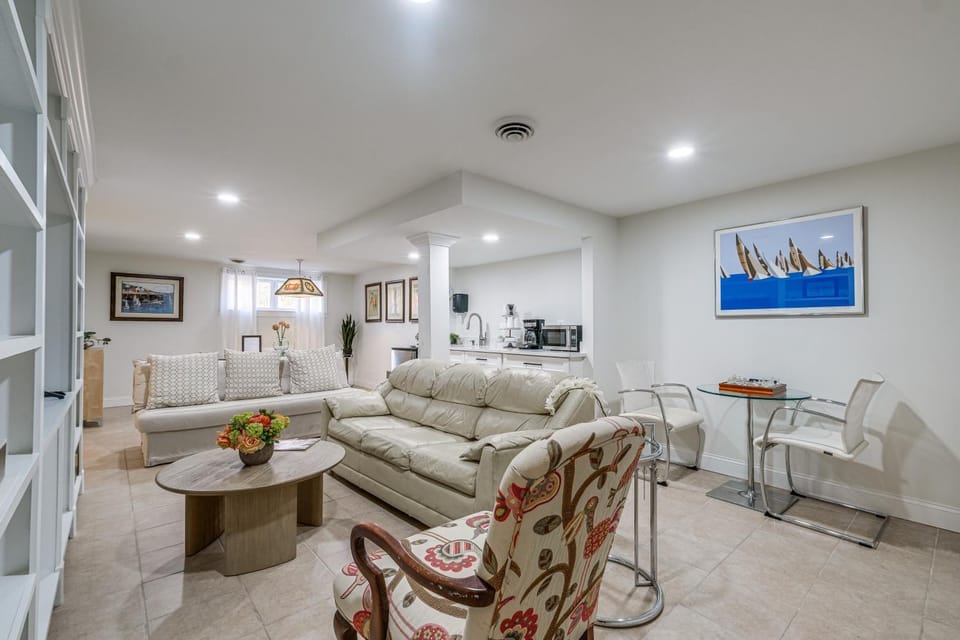 15 Mi to The White House! Modern Apt w/ Deck Apartment in Maryland