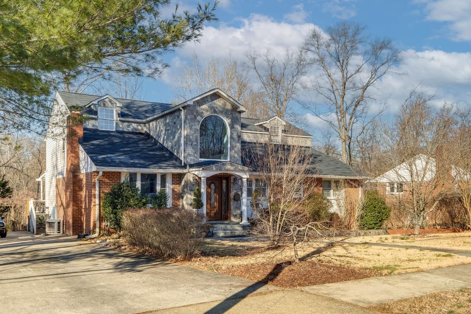 15 Mi to The White House! Modern Apt w/ Deck Apartment in Maryland