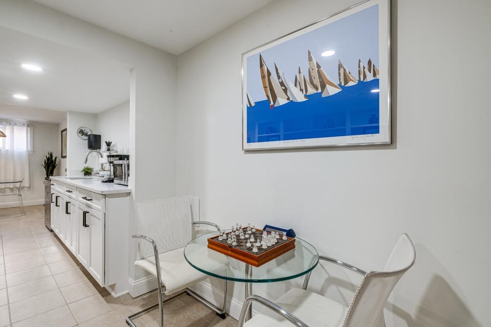 15 Mi to The White House! Modern Apt w/ Deck Apartment in Maryland