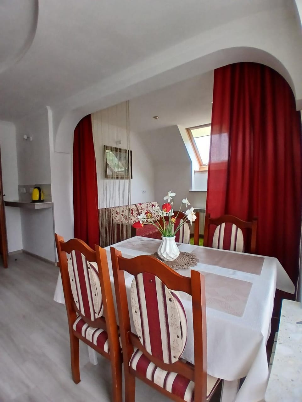 Seating area, Dining area