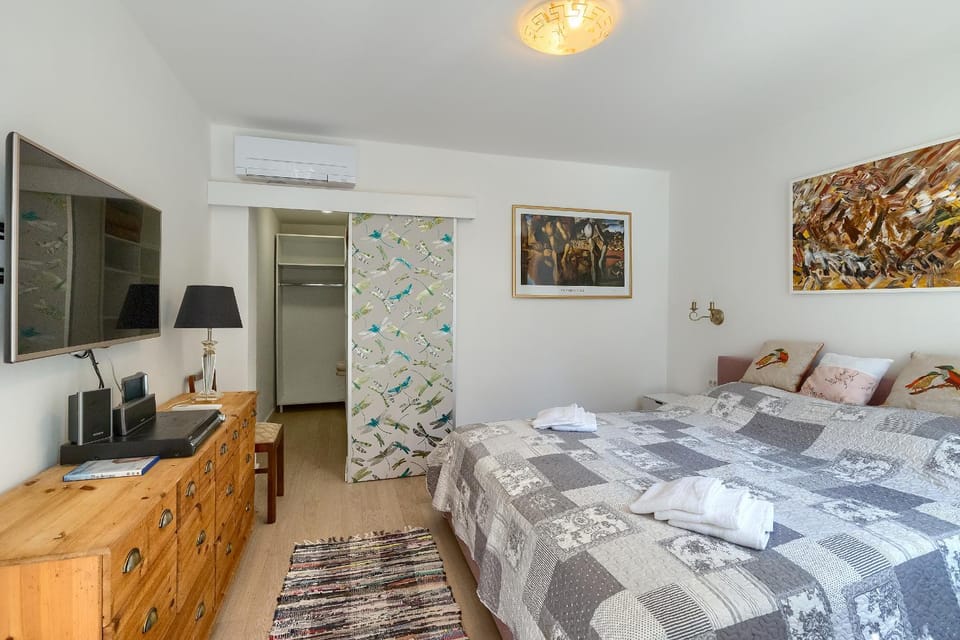 Bed, TV and multimedia, Photo of the whole room, Bedroom