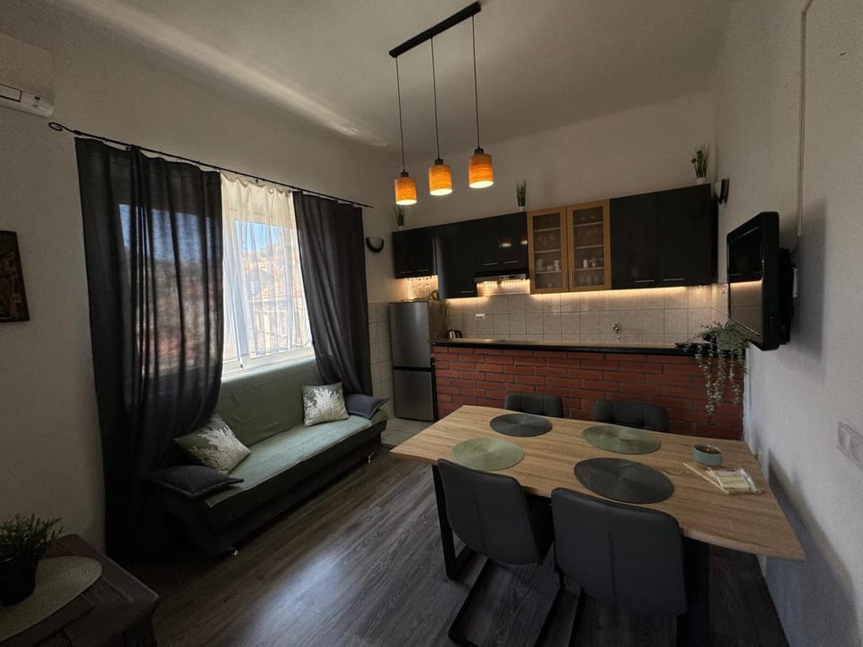 TV and multimedia, Kitchen or kitchenette, Living room