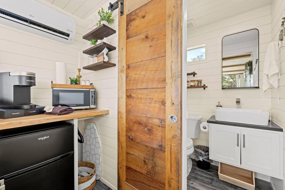 New The Sunrise Cozy Container Home House in Fredericksburg