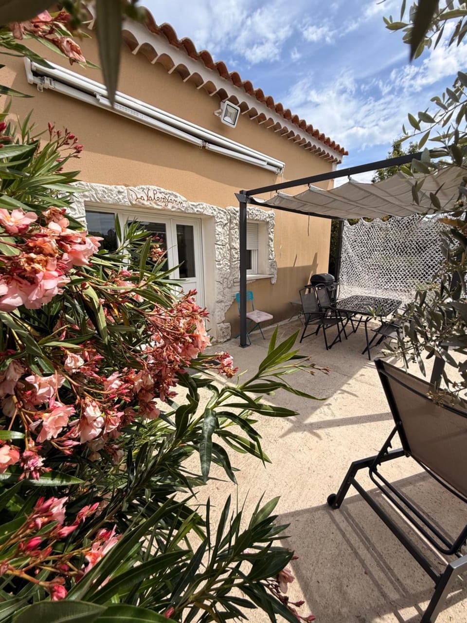 Le Petit Valexiane Piscine & Jardin Apartment in Graveson