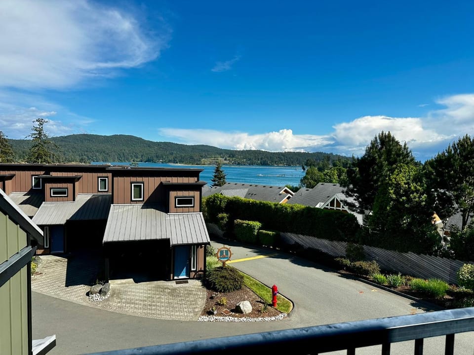 Race Rocks Townhouse - Pet Friendly Sooke Rental House in Vancouver Island