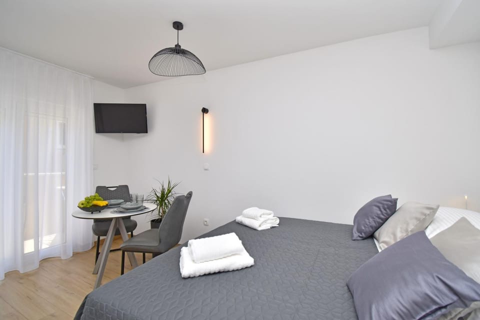 Bed, TV and multimedia, Photo of the whole room, Bedroom, towels