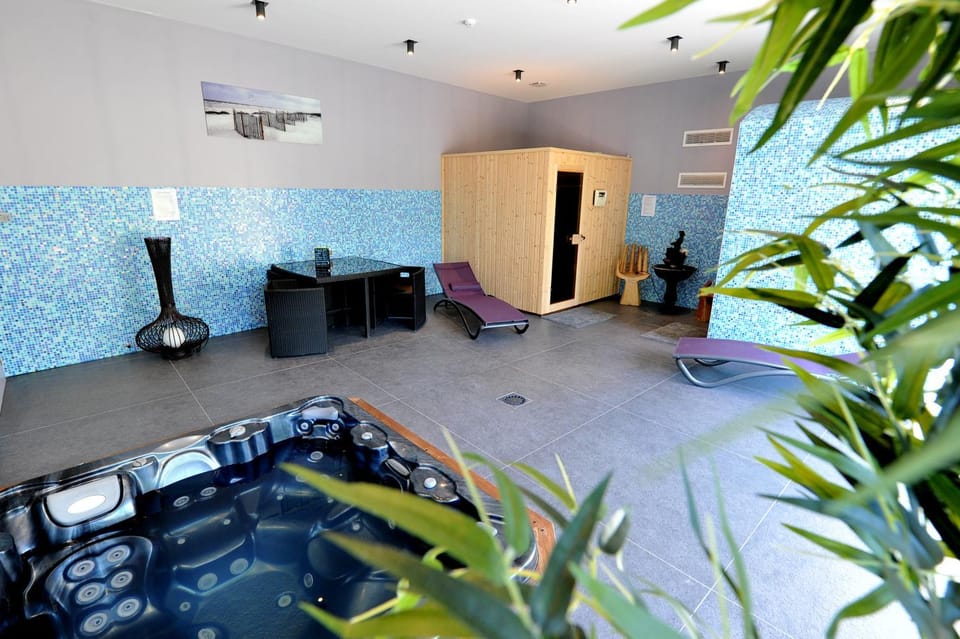 Patio, Hot Tub, Sauna, Steam room