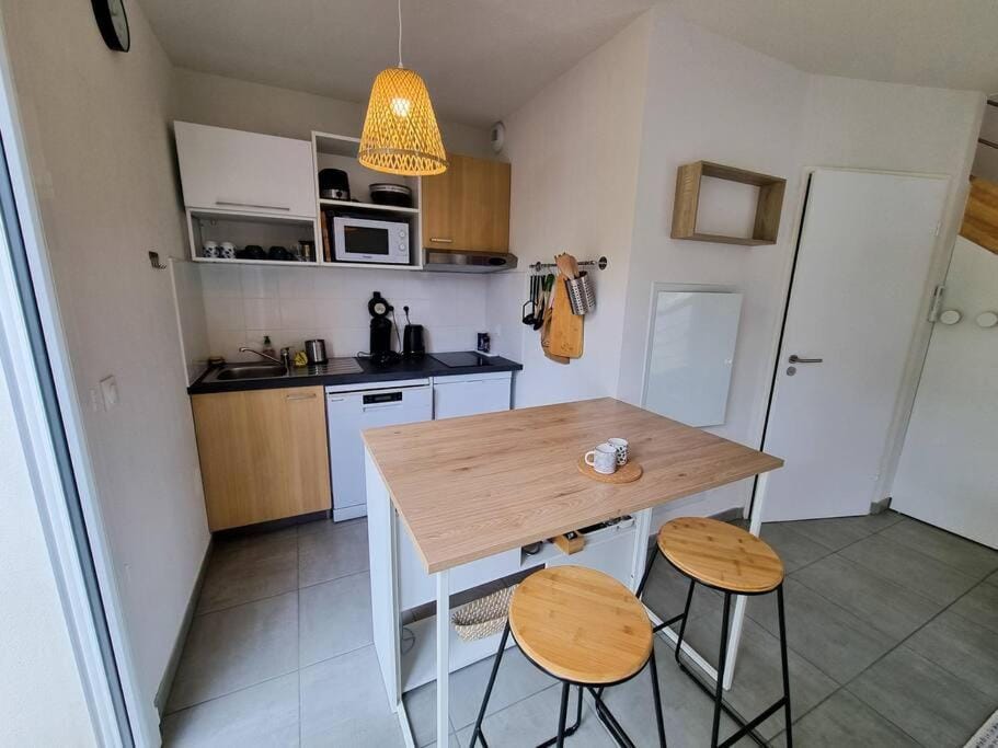 Kitchen or kitchenette, Dining area, minibar, stove